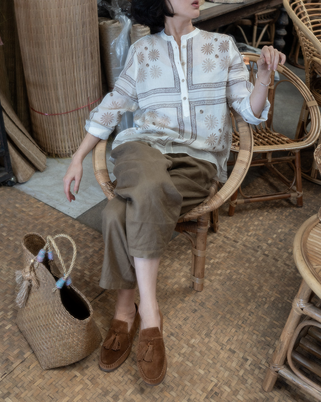 Sunshine 무늬 하나로 완성되는 여름의 여유<br> Ramie Tencel Sun Print Blouse