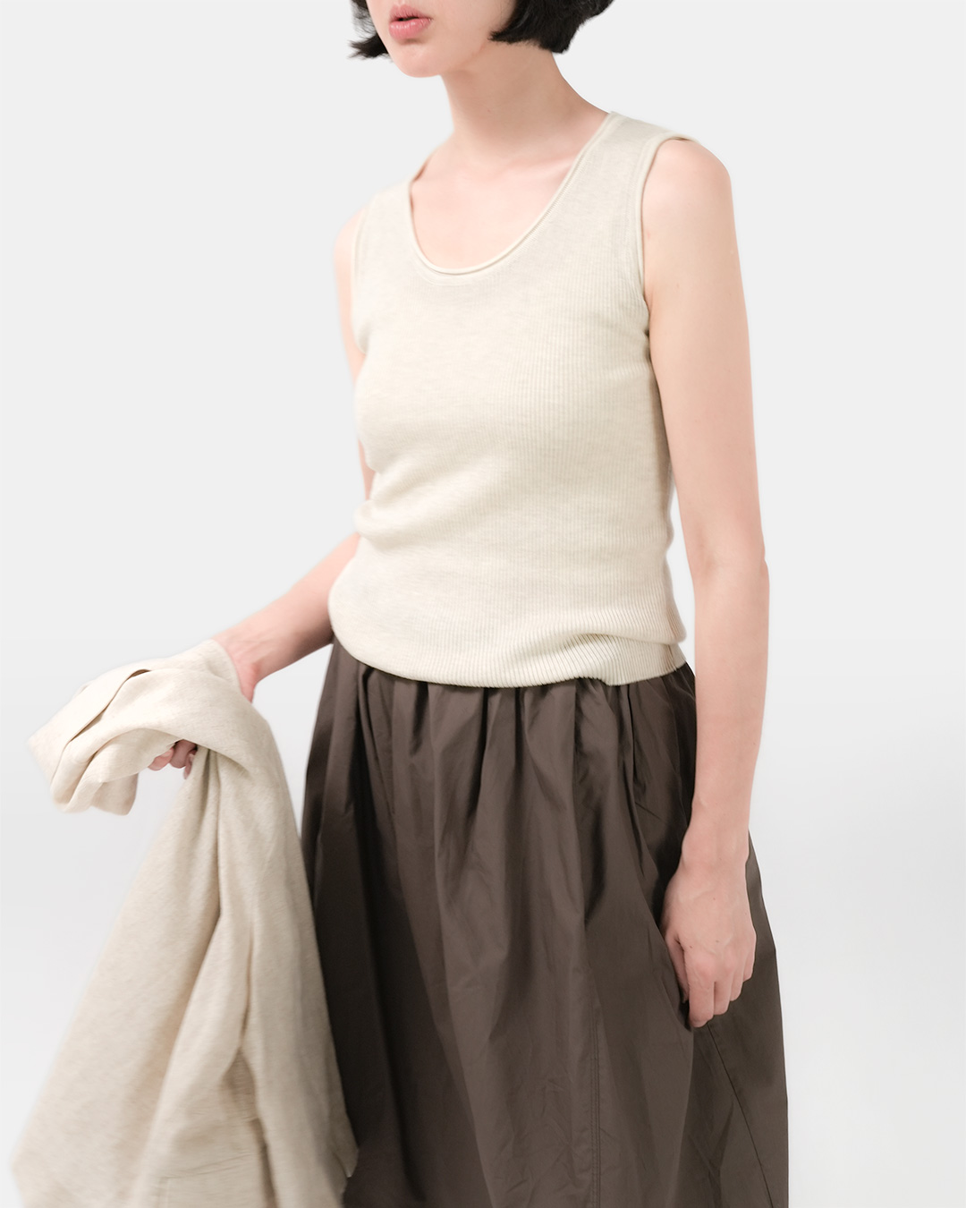 몸선을 따라 흐르는<br> 고탄력 Sleeveless Tower