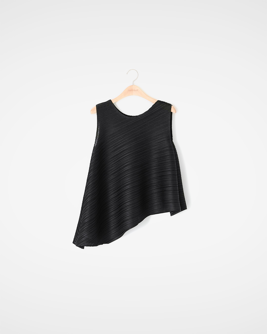 Flowing elegantly without any embellishments<br> Pleated A-Line Sleeveless Top