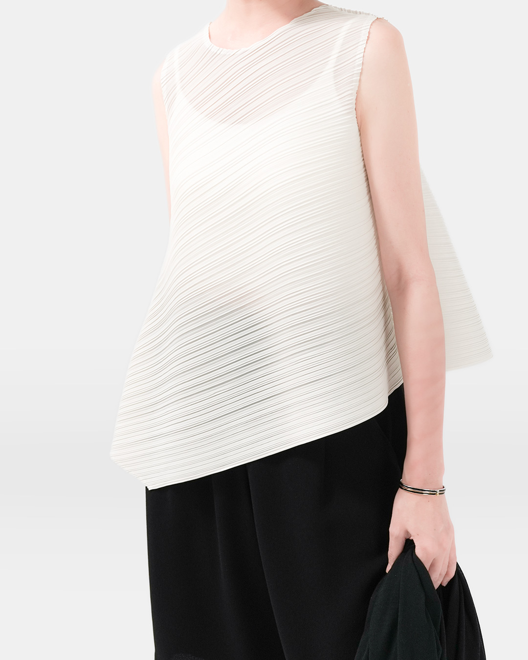 Flowing elegantly without any embellishments<br> Pleated A-Line Sleeveless Top