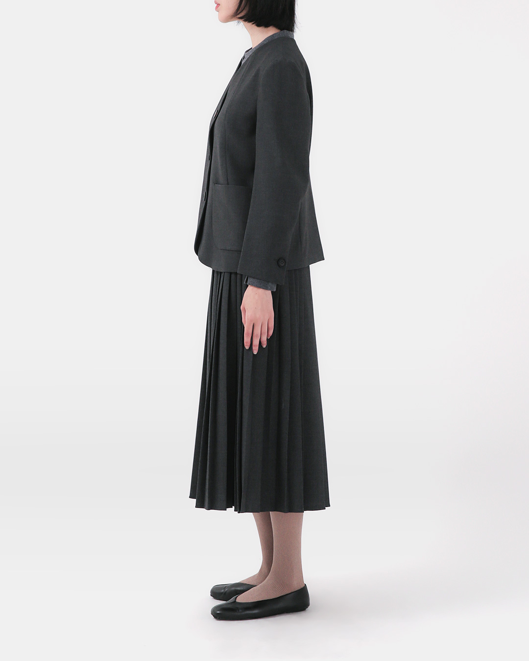 The rhythm of lines that comes alive as you walk<br> pure wool pleated midi skirt