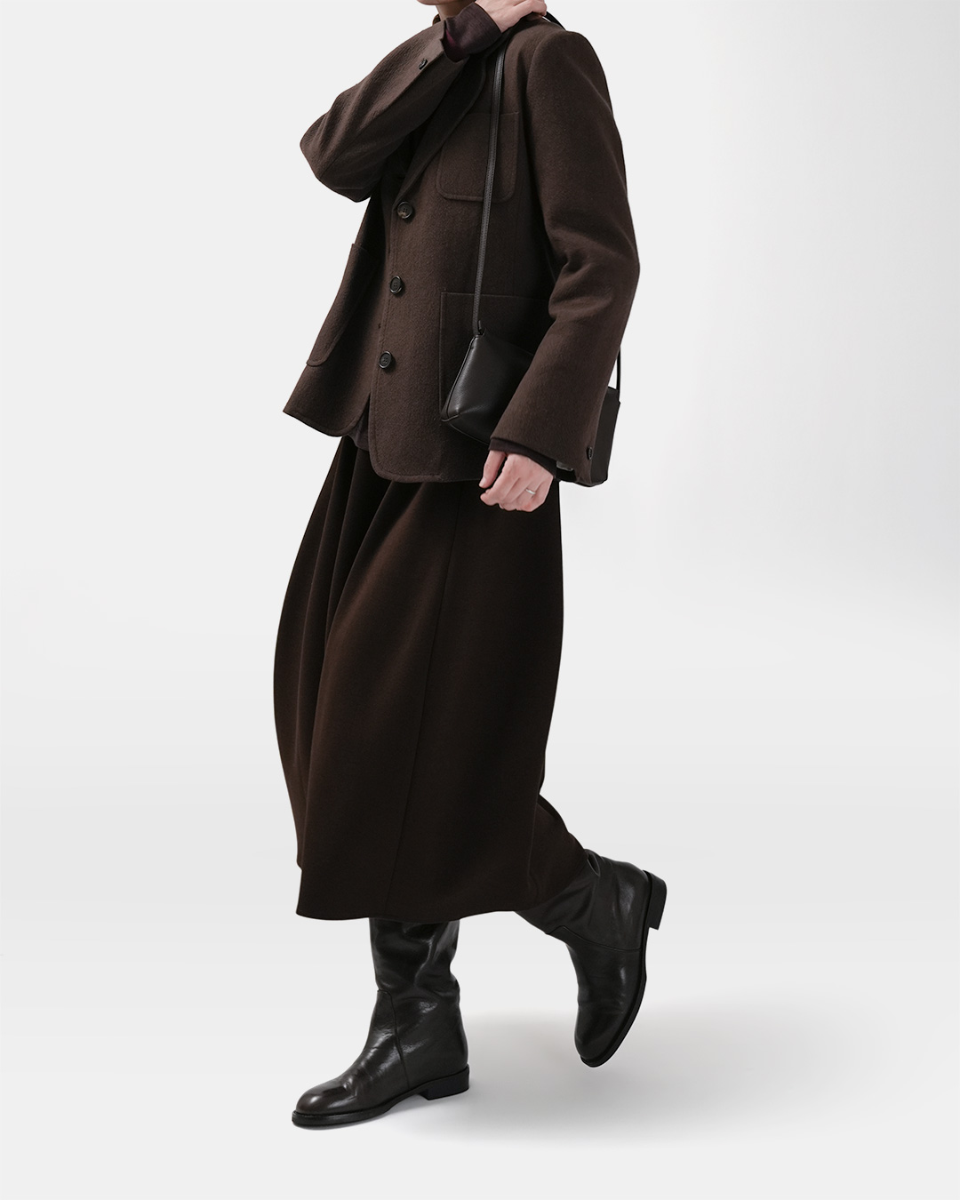 Concealing the banding and leaving only elegance<br> Hidden-Band Volume Midi Skirt