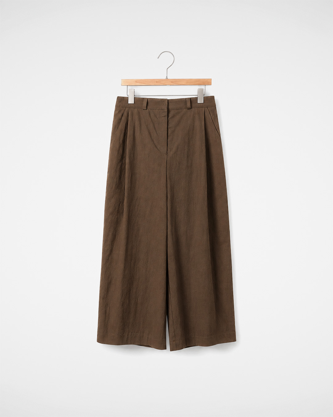 A place I visit again every year<br> Back-Banding Wide Pants