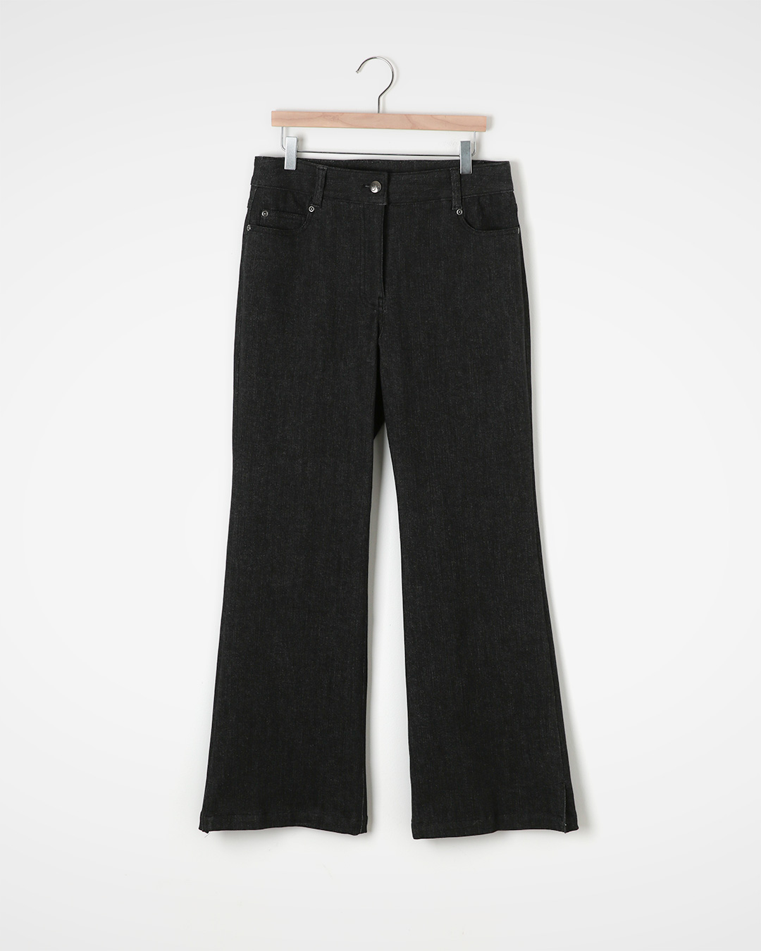 슬림한 실루엣의<br> Black Denim Pants