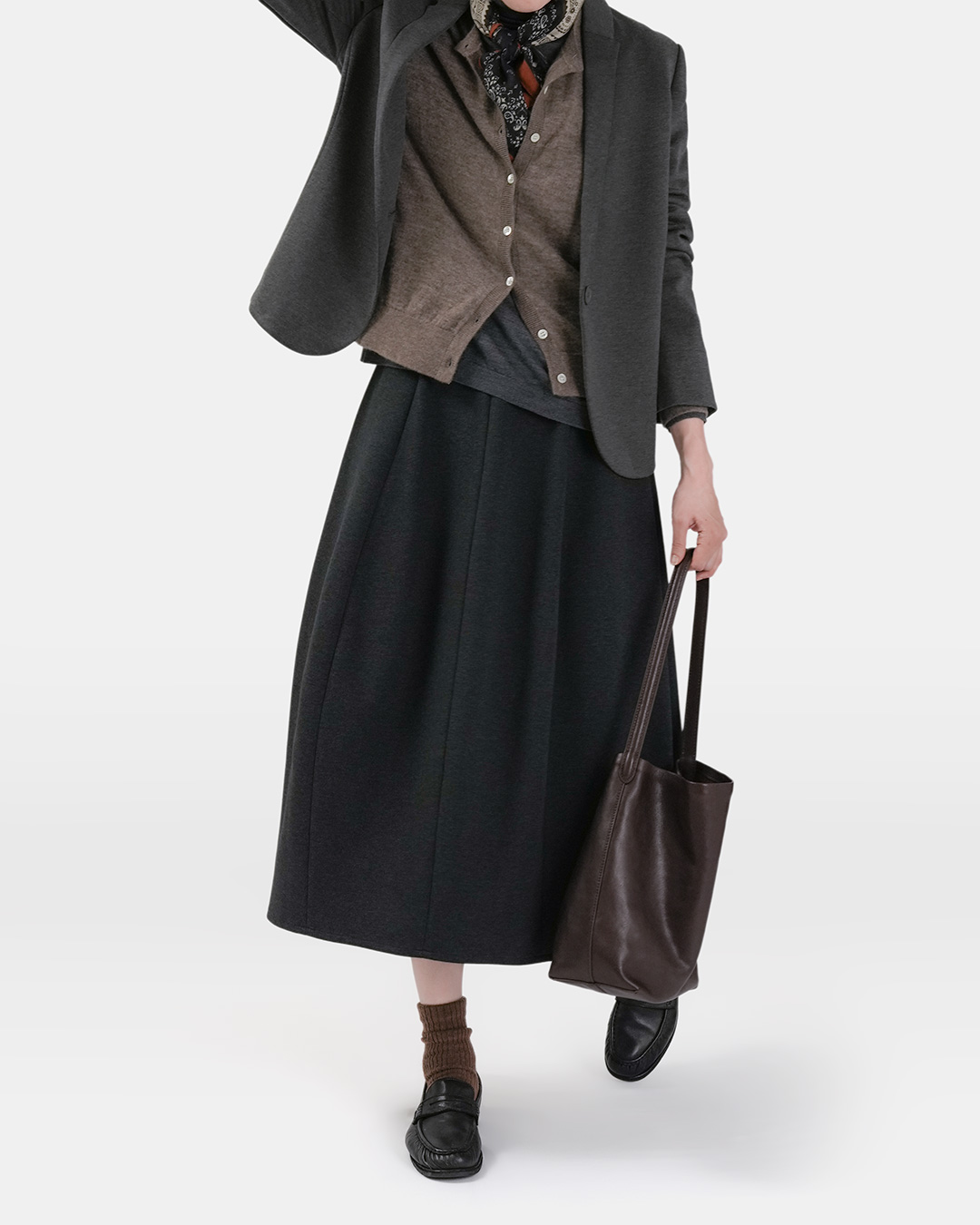 Concealing the banding and leaving only elegance<br> Hidden-Band Volume Midi Skirt
