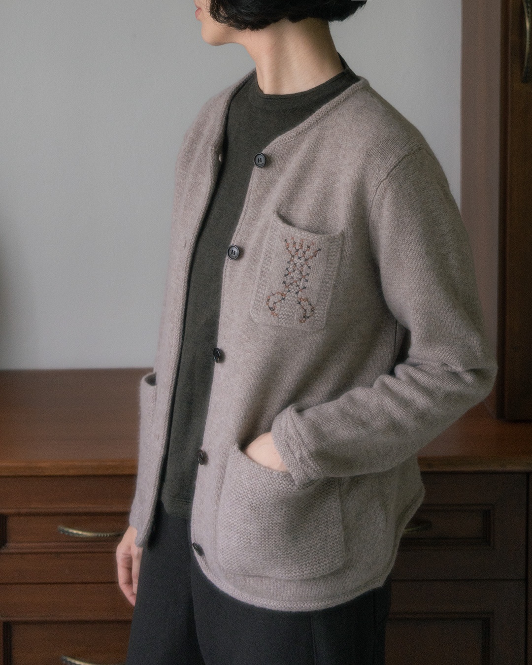 [기획 product] 오직 클래시컬리에서만<br> 가볍게 걸치는 포근한 Classic<br> Cashmere 100% patch-pocket cardigan