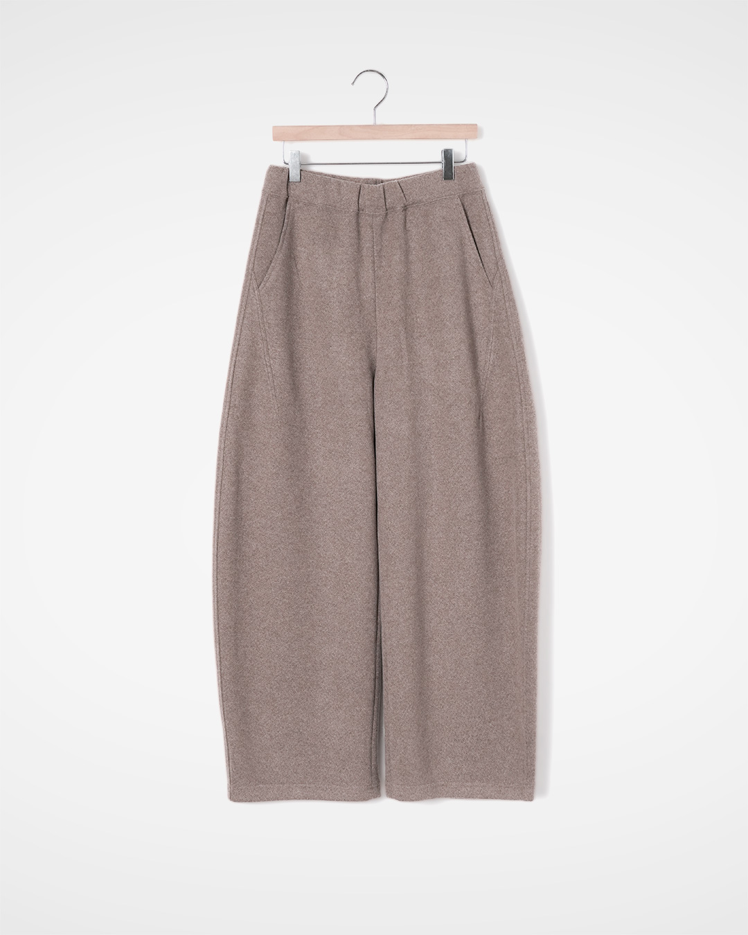 A cozy and comfortable curved edge<br> Curved Seam Wide Pants