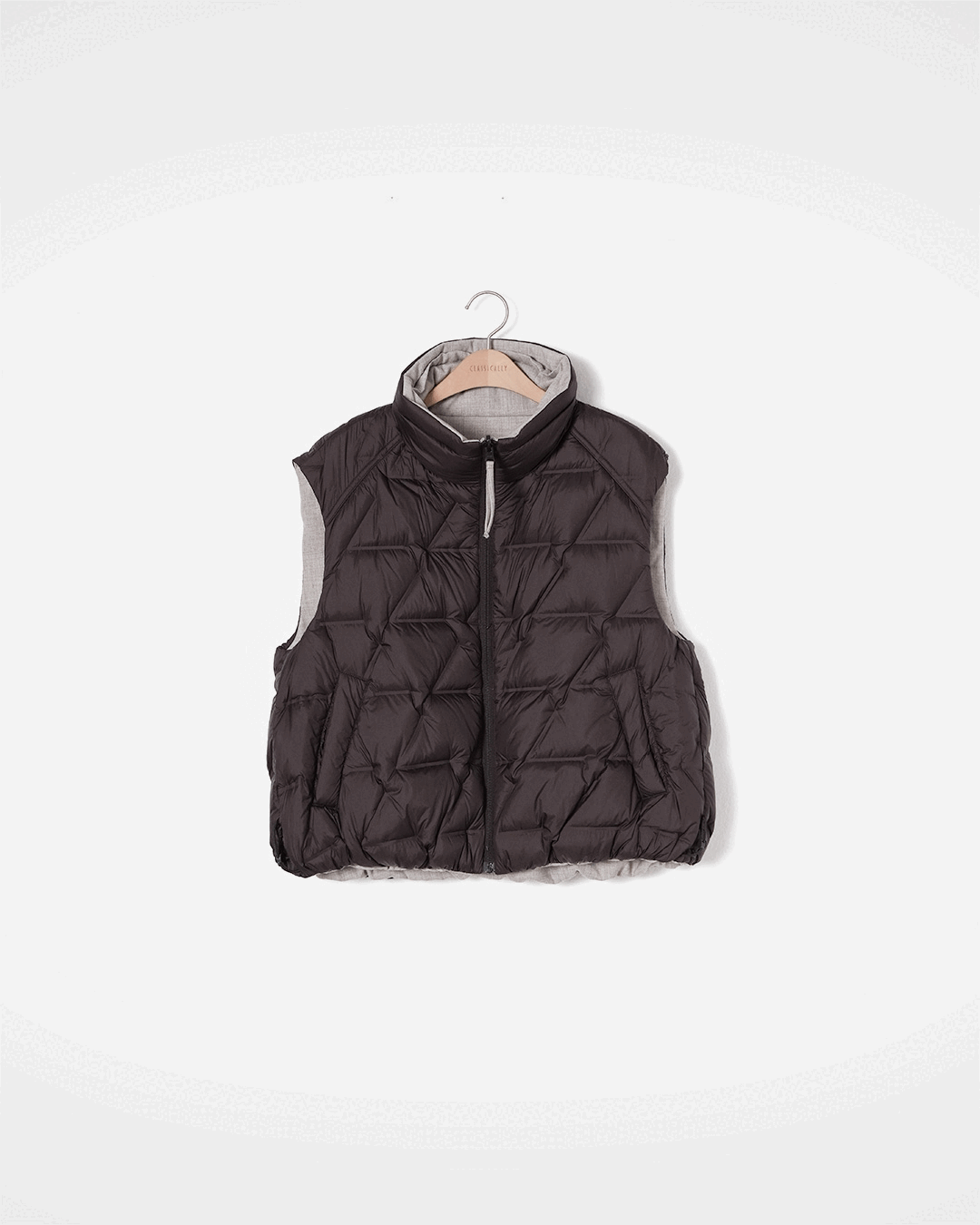 It's okay if your mood is different in the morning and afternoon.<br> Reversible Goose Down Vest