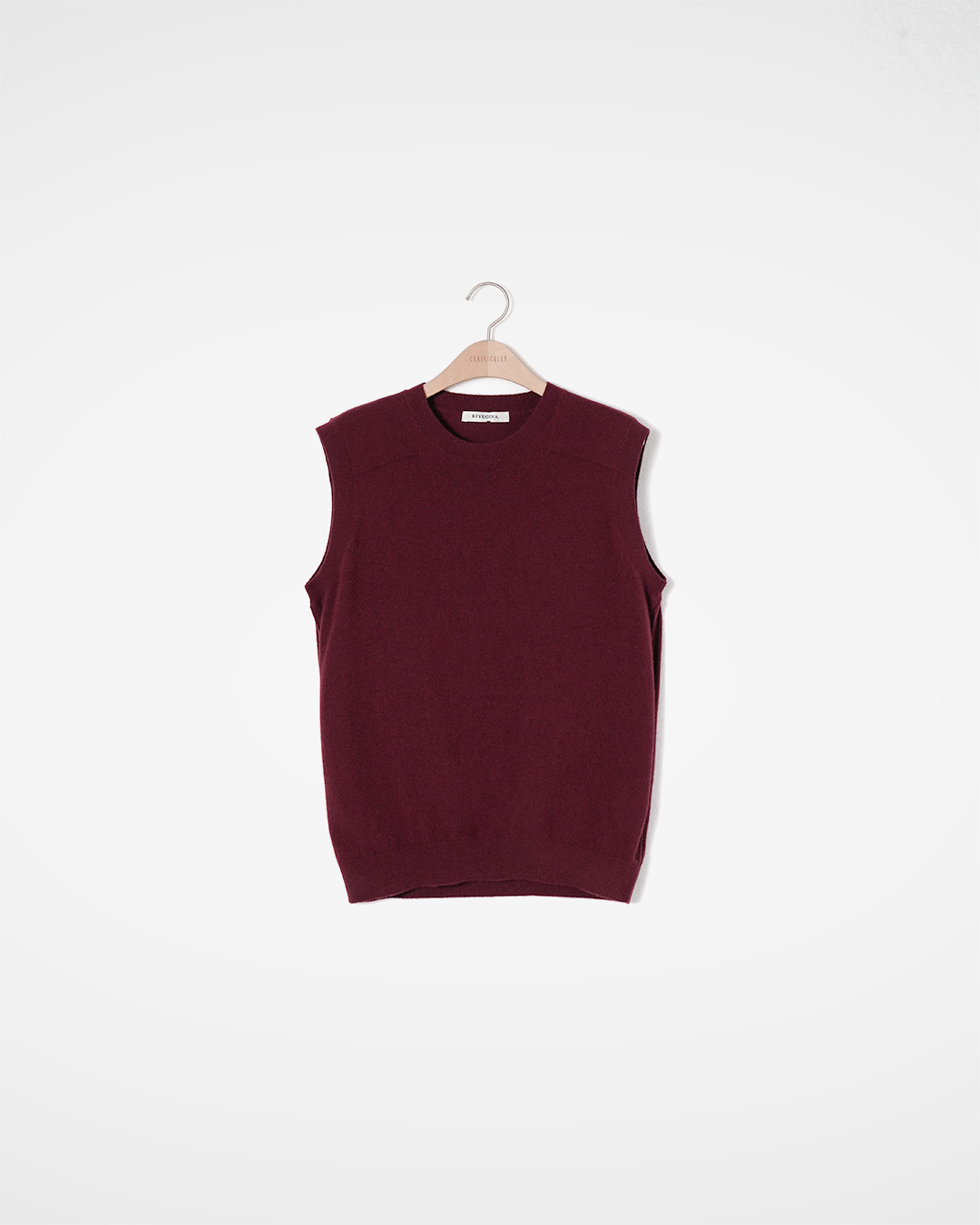 To make the collar and sleeves stand out<br> Clean Crewneck Cashmere Knit Vest
