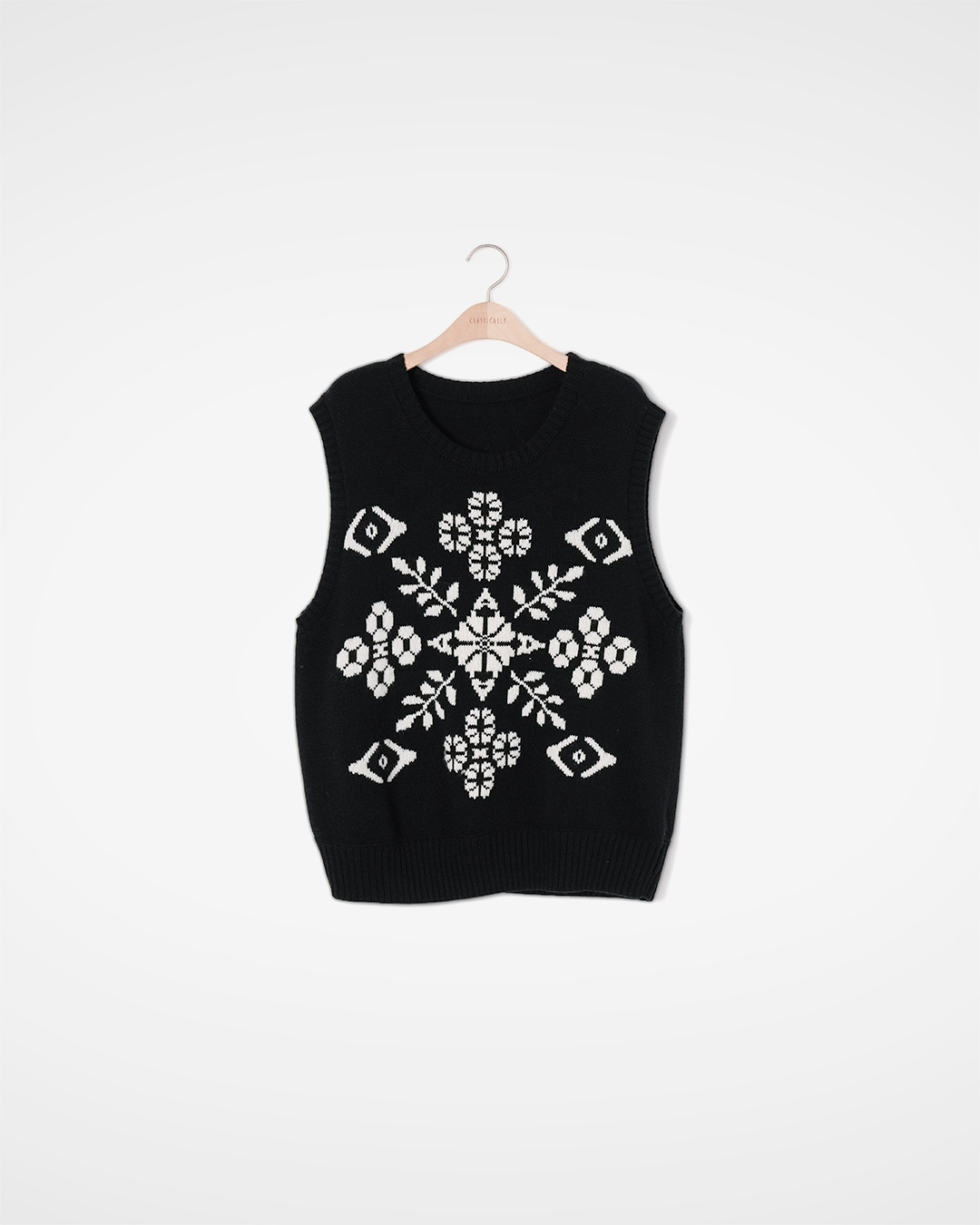 첫눈 소식보다 먼저 Storage 싶은<br> Snowflake Knit Vest