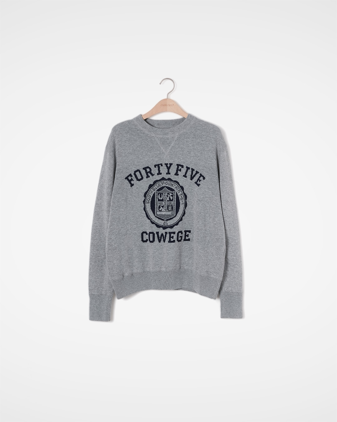 A slightly relaxed campus look wearing knitwear<br> Collegiate Lettering Crewneck Knit