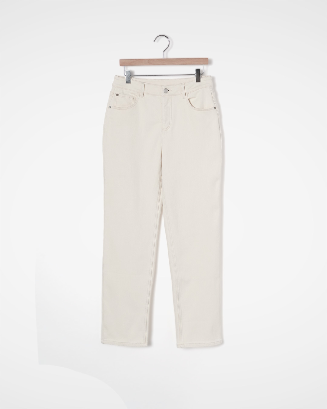 When the closet seems to have turned dark<br> Ecru Tapered Jeans