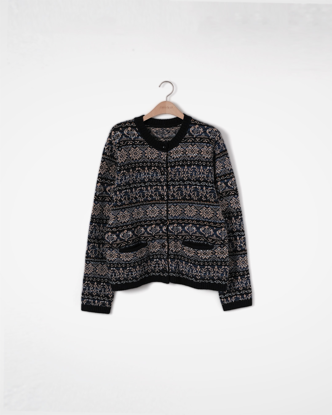 Patterns 하나로 새로운 표정<br> Jacquard Knit Cardigan