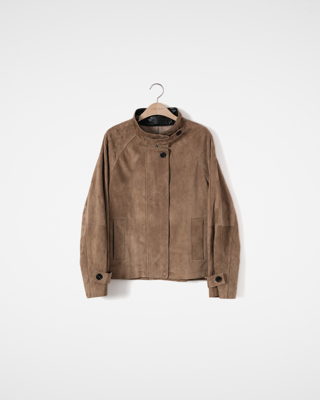 The expression that changes when you raise the collar<br> Contrast Collar Jacket