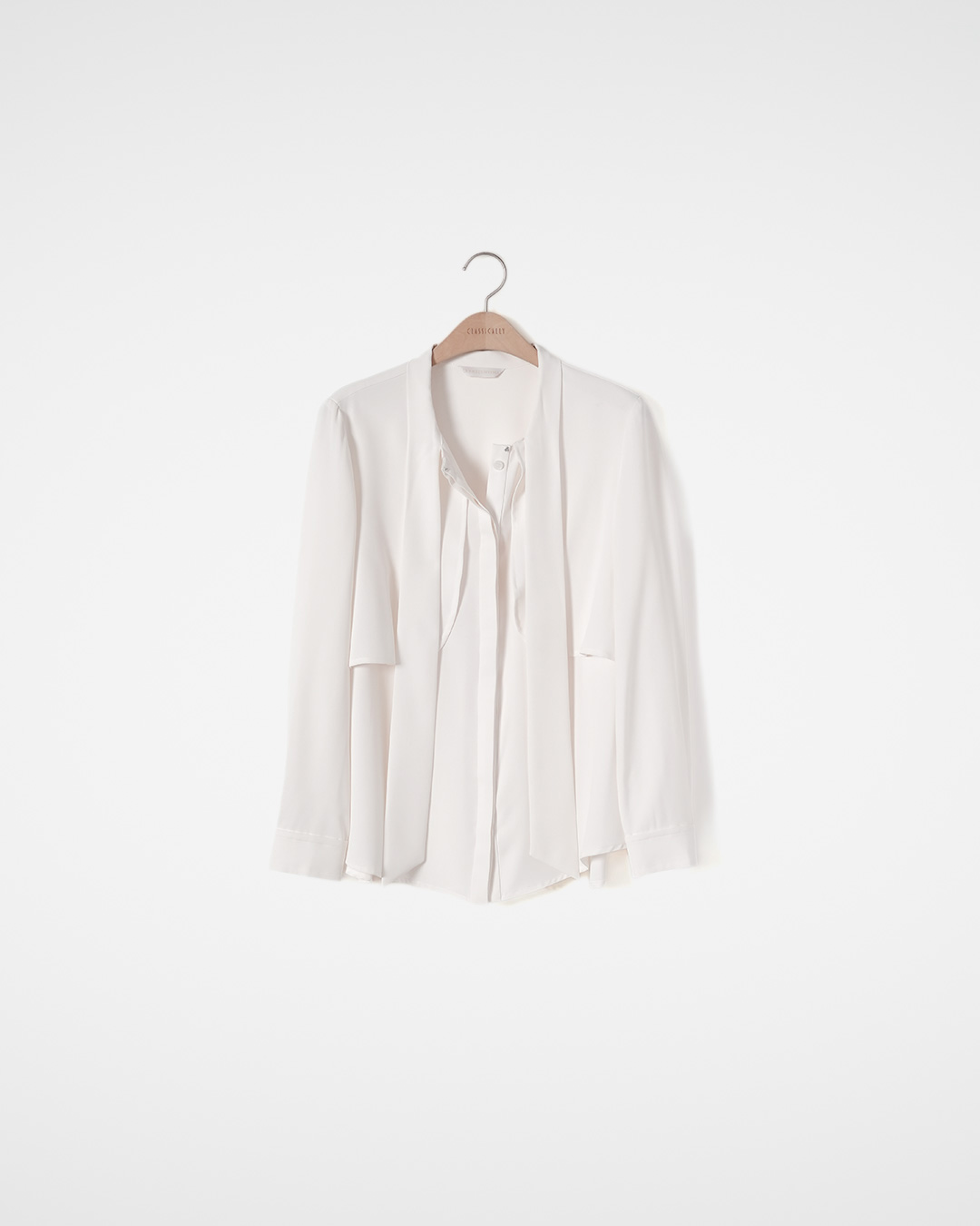 The atmosphere of a single knot<br> Tie Neck Pocket Blouse